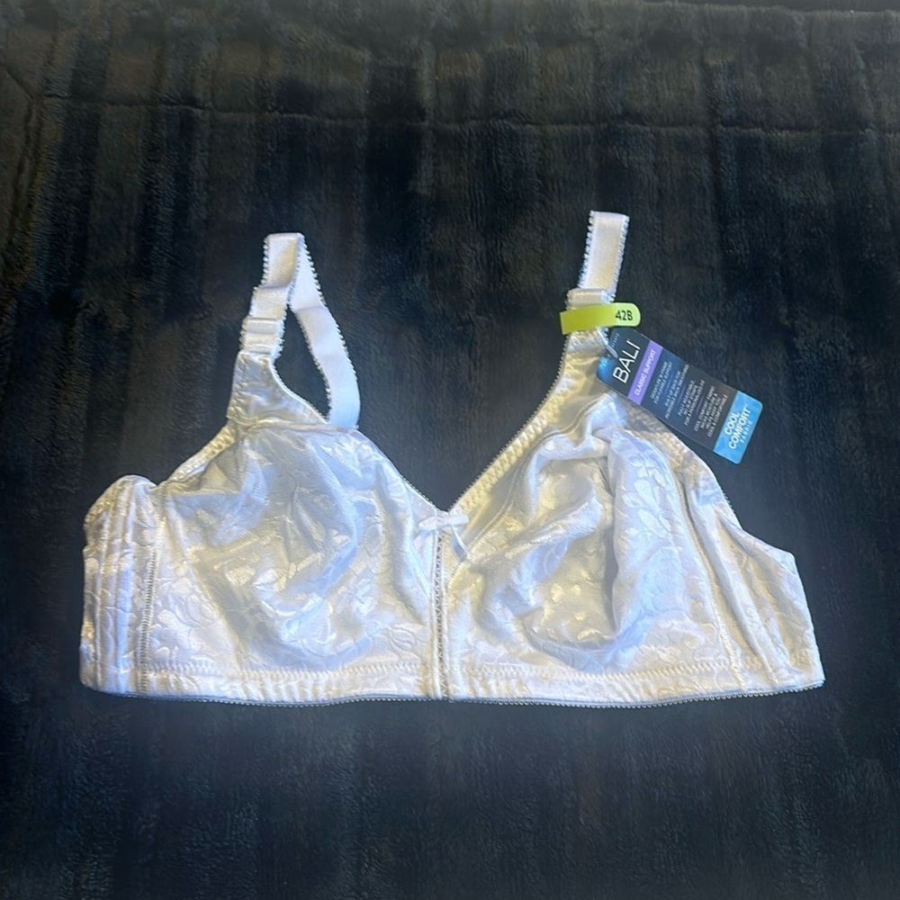 NWT Bali Classic support cool comfort fabric white bra 42B w flower designs